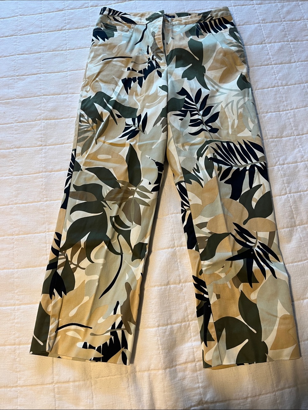 Hillard & Hanson Beige, Olive and Black Leaf-Print Capris